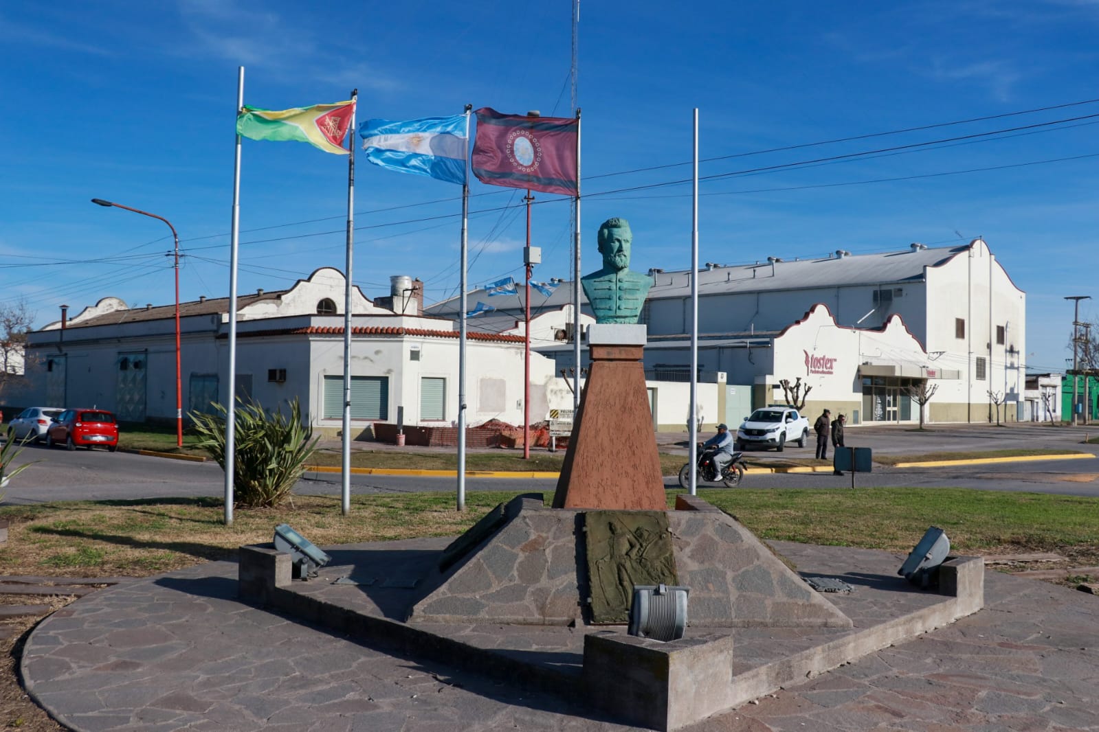 Realizaron una ofrenda floral en el busto de Martín Miguel de Güemes