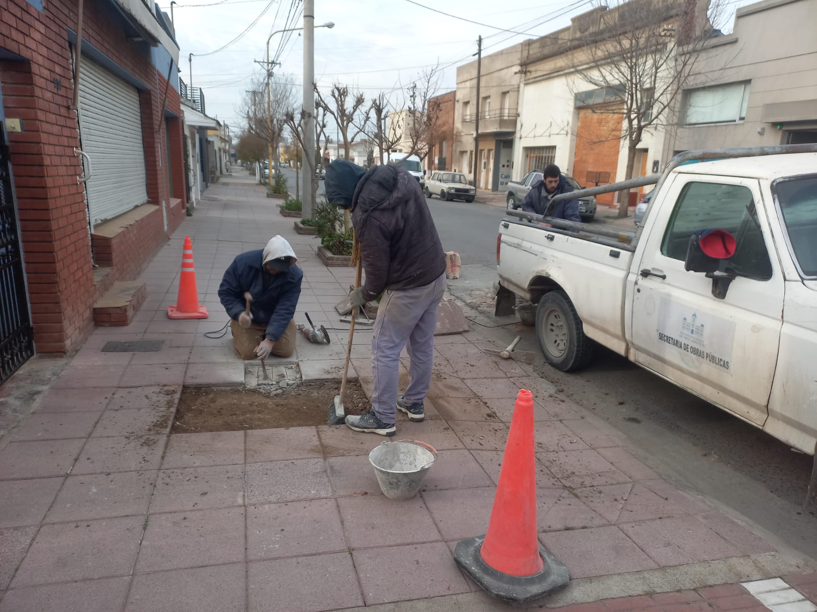 Continúa el trabajo de reparación de veredas en Tres Arroyos