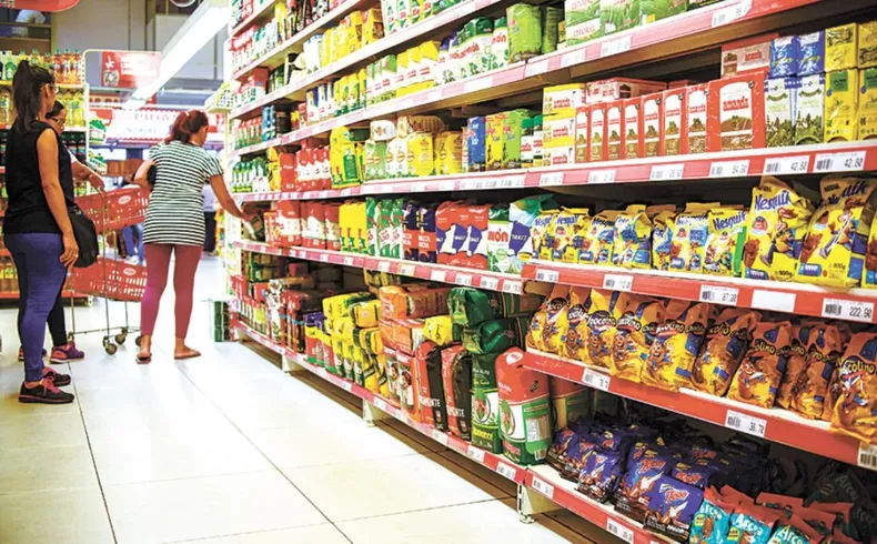 Bajó el impuesto PAÍS y hay expectativa por la baja de precios en las góndolas